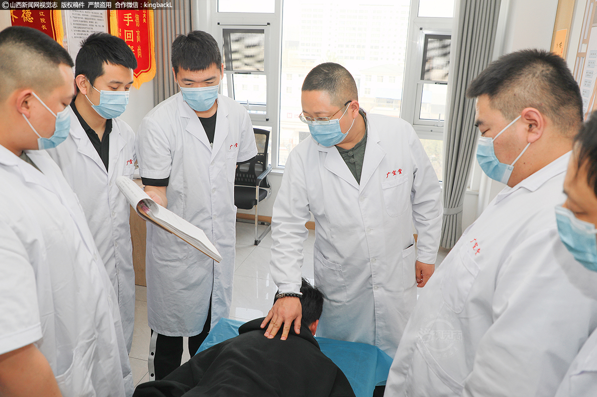      诊疗、教学相结合，扎根基层的孙江医生毫不保留的将所学所会传授给医馆的助理医师。孙江除了每日的看诊之外，他和他的团队经常走村入户为行动不便的患者上门服务。