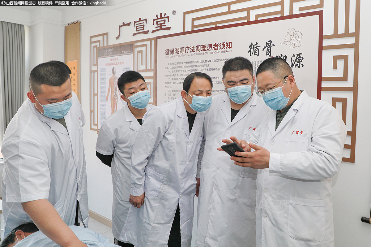      一面面烫红的锦旗和一封封热情洋溢的感谢信都在诉说着孙江弘扬国粹、传承中医的努力和付出。