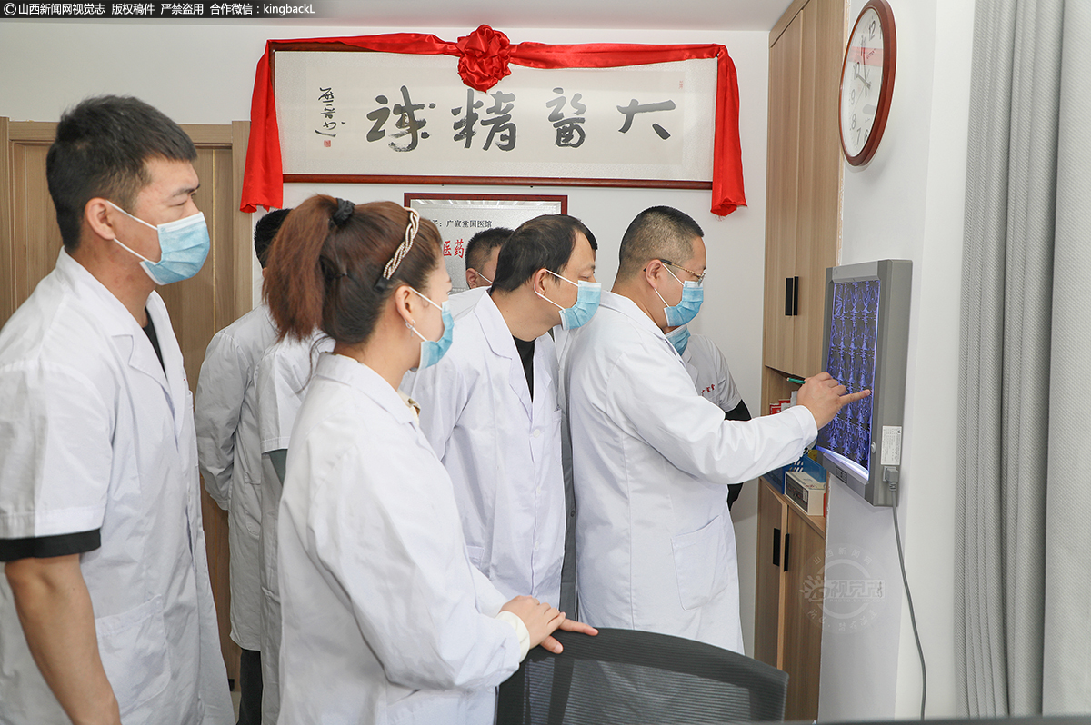      孙江把医生博大的爱心融入到公益事业中去，把公益事业作为自己的社会责任，赢得了社会的称赞。从医二十余年来，无论寒暑往来，他从未有一刻间断，同百草作伴，与岁月同行。