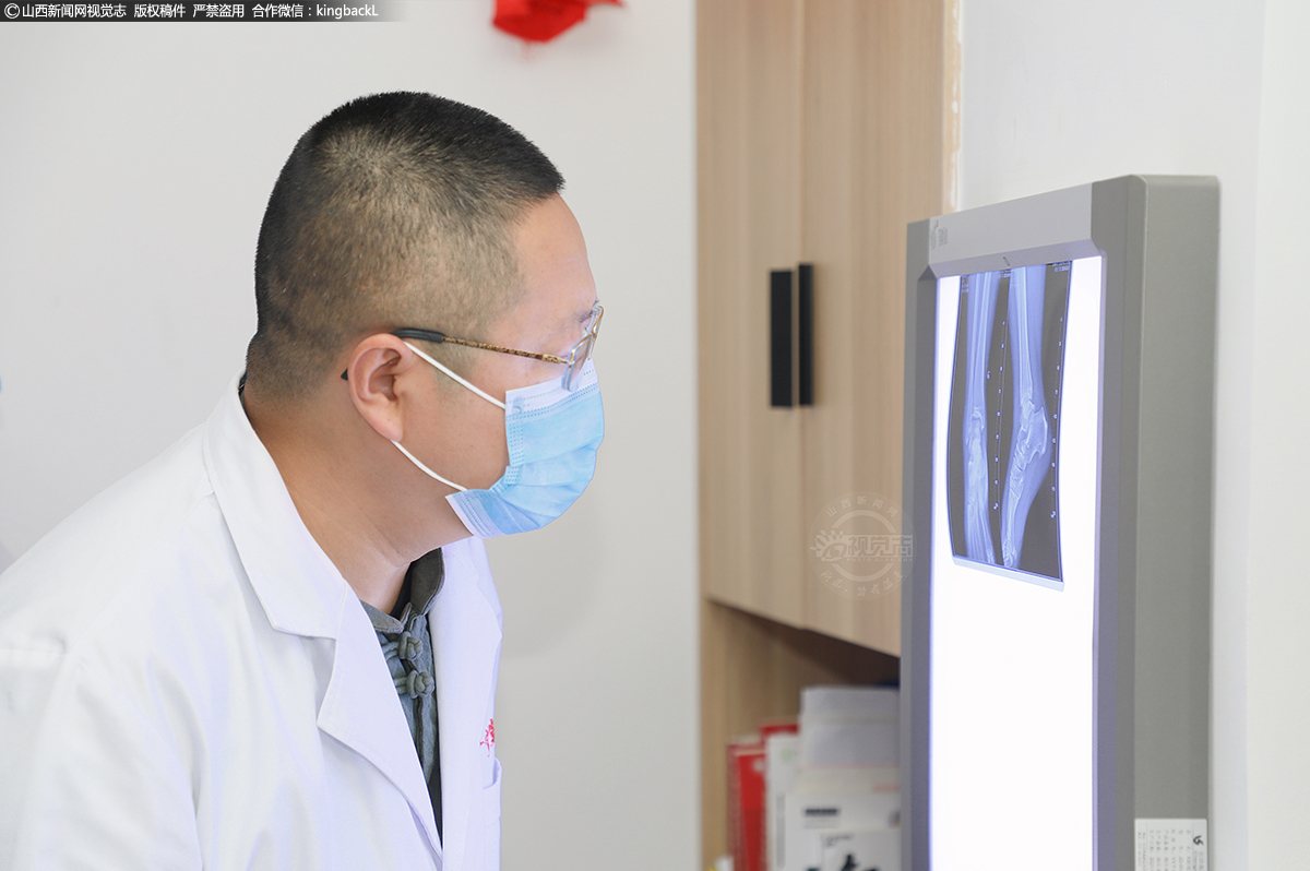      儿时的孙江得过一场重病，四处求医无果，后经当地一位名老中医用针灸及中草药将其治愈，他深感中医的神奇，对中医的热爱便由此深耕其心。“我也是从农村出来的，小时候也得过重病，所以我了解老百姓病了需要啥。我要尽我所能为家乡的百姓看好病，守护好家乡父老乡亲的健康。”孙江说。