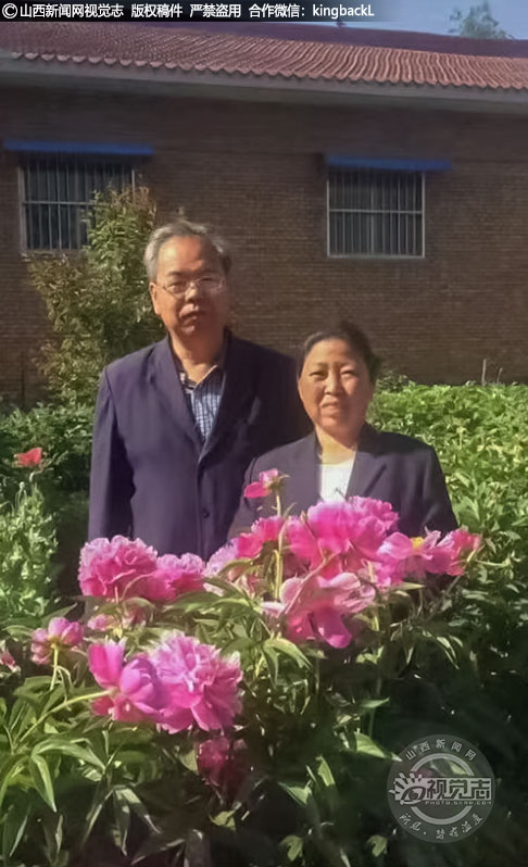      王震亚和妻子曹秋娥，今年均61岁。王震亚是退休教师，妻子曹秋娥在家务农。每年花期，满院牡丹绽放，雍容华贵，清香怡人，开得真叫一个热闹。夫妻俩守护花开花落，满院的牡丹早已成为他们的生活寄托。