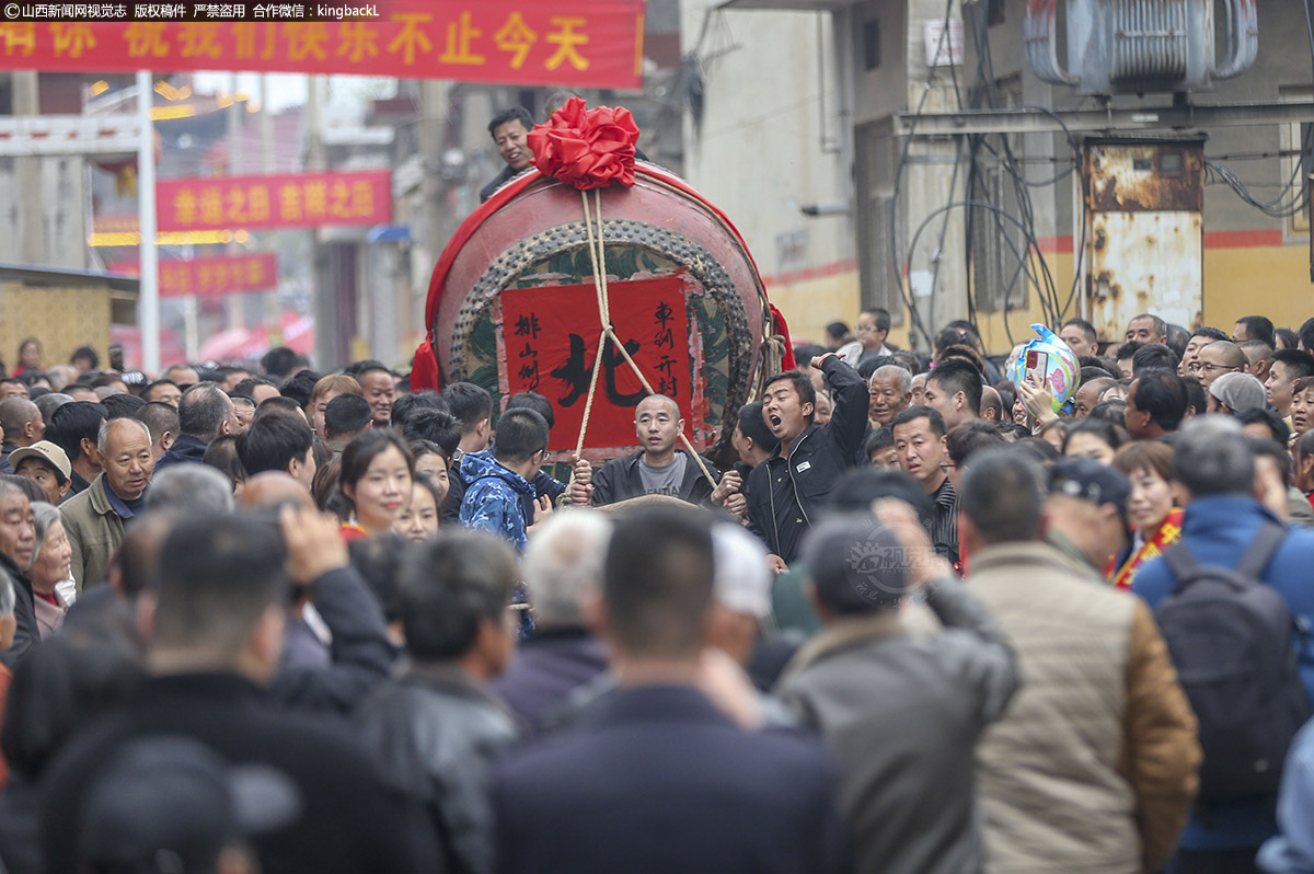      村巷道里到处都悬挂着庆祝鼓车的条幅，把村子装扮出了节日风采，这种祥和的气氛也彰显出了村子的和谐。