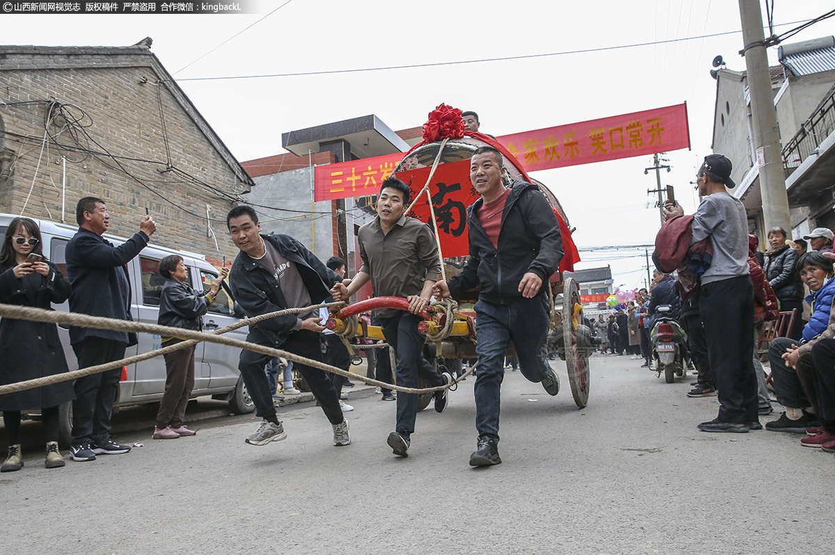      据了解，“跑鼓车”起源于唐朝军队击鼓鸣金，是练兵的一种方式，距今已有2700多年的历史。流传于襄汾县汾城镇的尉村、膏腴、贾岗、三公等村。