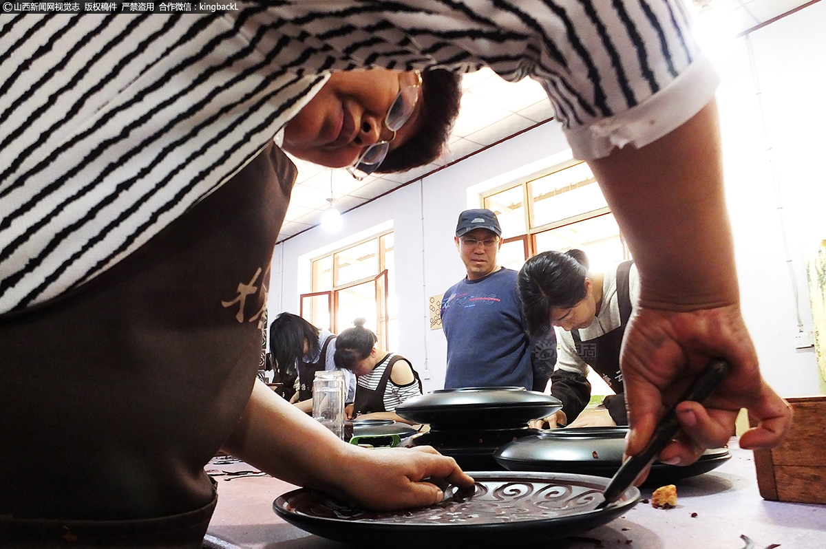      4月20日，在山西运城市新绛县店头村大唐云雕漆艺厂等非遗企业，当地农商行客户经理分多路走进国家级、省级、市级非遗企业作坊，展开2023年新一轮非遗企业原材料等流动资金需求调研，及时为企业送贷上门，确保“贷”动非遗“活”起来“火”起来，让当地非遗产业重放异彩。（本期摄影：高新生）