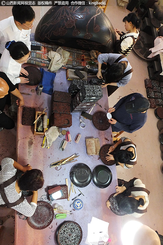     近年来，当地农商行及时转型，全力扶持非遗民间传统工艺，在“贷”动非遗企业“活”起来“火”起来的同时，也为众多农民等开拓出就业新岗位。