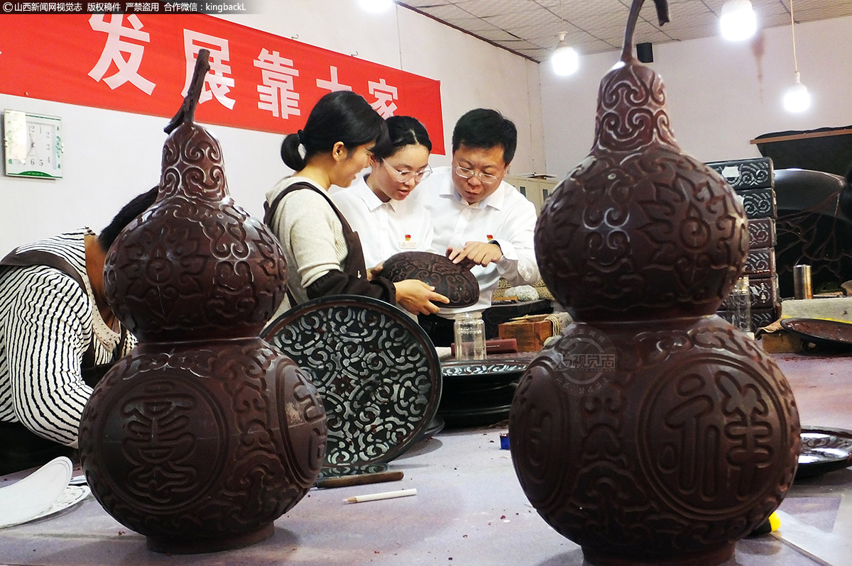      通过非遗传统民间工艺，让更多村里待业的人群，实现在家门口稳定就业。