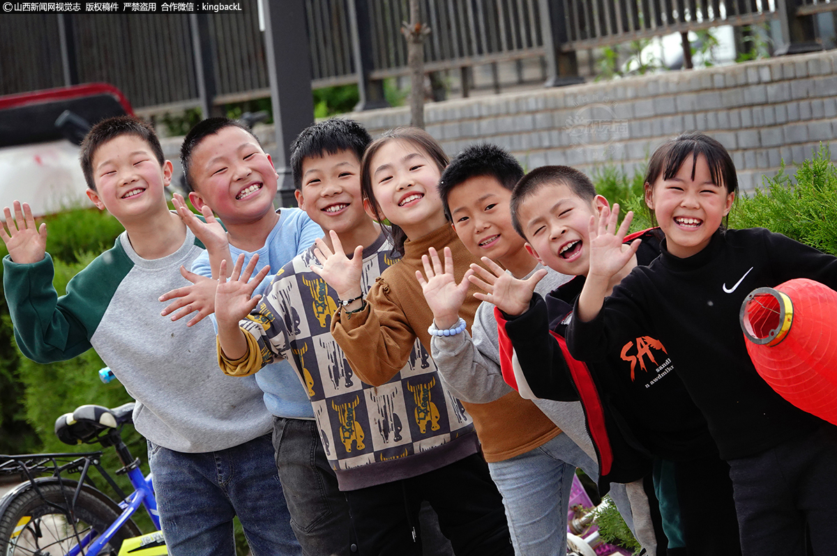      5月8日是“世界微笑日”，在山西省运城市河东大地，处处可见人们用幸福的笑容、笑脸，喜迎世界微笑日的来到。近年来，随着我国和谐社会和精神文明建设及经济发展蒸蒸日上，人们的生活水平进一步提高，幸福指数年年有余。微笑面对新生活、新工作、新起点，已成为人们健康平安、快乐和谐、幸福生活的标签。（■本期摄影：高新生）