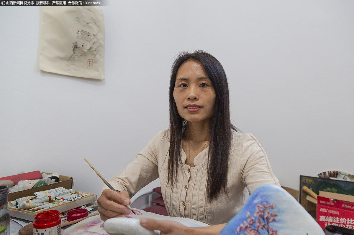     在阳泉平定娘子关村有个“80后”女农民石头画家名叫段计英，从2017年开始醉心石头画创作，通过油画艺术和石头本身特质巧妙结合，为每一块石头赋予不同的生命，进而变成一件件精美艺术品。（■山西新闻网特约摄影师：杜爱清）