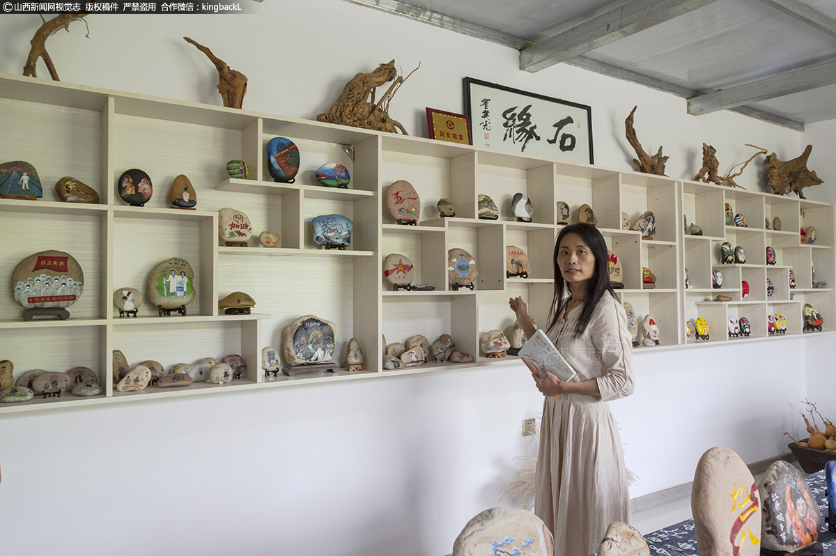      在她看来，“反正只要画石头画我就觉得很开心，觉得时间过得挺快的，挺充实”。当前，石画艺术正在慢慢走进大众视野，“目前不论国内外，都有从事此项艺术的爱好者。”她相信，石画的市场前景会越来越宽广，每一块石头都是“可塑之材”。