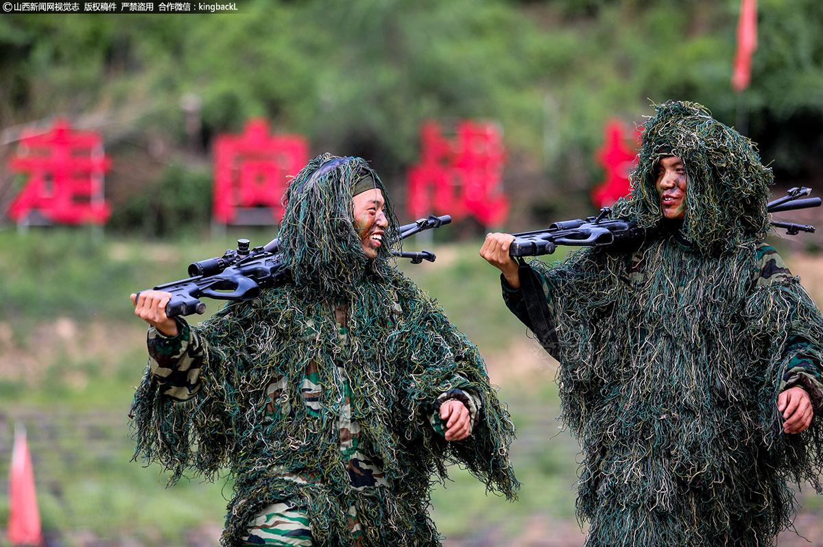      训练全程贯穿实战元素，让狙击手们在真打实练中适应战场要求，为下一步圆满完成反恐处突任务打下坚实基础。