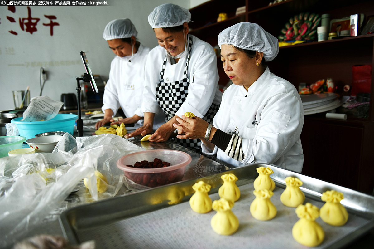      她的花馍产业也由作坊扩大成加工厂，形成了“一厂一店”生产模式，产品不断创新，涵盖果蔬花馍、民俗花馍、老面馍头、隰县年馍、隰州硙硙等十多个品种，可吸收20人以上就业。