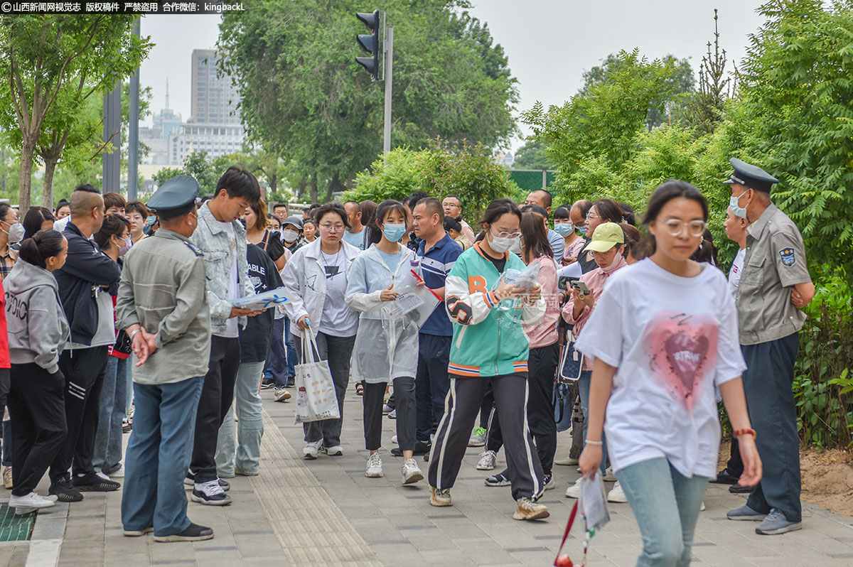      6月7日，在太原市第五十二中学考点外，考生正在有序进入考场。（■山西新闻网记者：苏航）