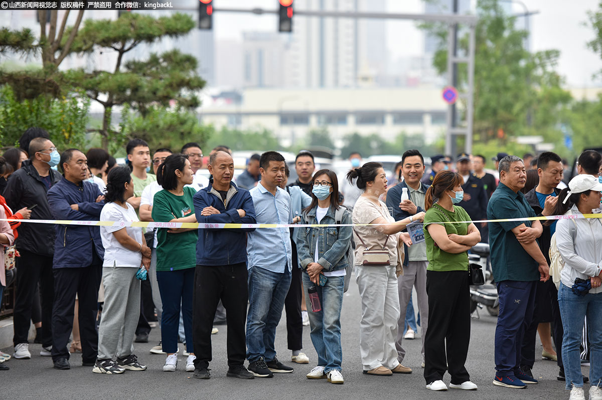      6月7日，在太原市第五十二中学考点外，家长耐心地守候着正在考试的考生。（■山西新闻网记者：苏航）