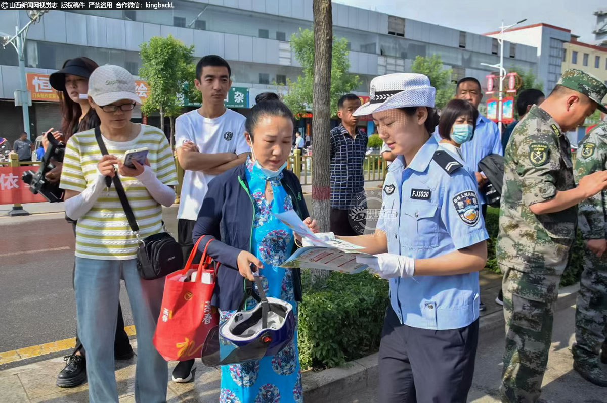      6月7日，在山西省定襄县定襄中学校考点，定襄交警护航高考，全力保障考生。（■山西新闻网特约摄影师：班建勇） 