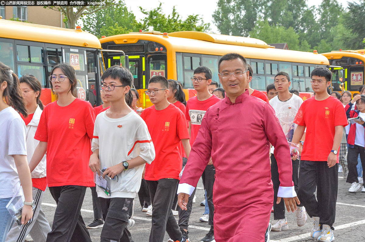      6月7日，2023年全国高考拉开帷幕。挑灯夜战、伏案苦读，书山题海、十年寒窗。今天所有考生走进了高考考场，为青春和梦想奋力一搏！有人为考生花式送祝福，有人为考生提供志愿服务，有人为考生处理紧急情况。迎战的考生们，不是一个人在战斗。家长的守候、老师的目光，还有无数人默默的付出，为高考的顺利保驾护航。加油吧，乘风破浪的少年！图为6月7日，在盂县一中考点外，考生在老师带领下奔赴考场。（■山西视觉志出品）