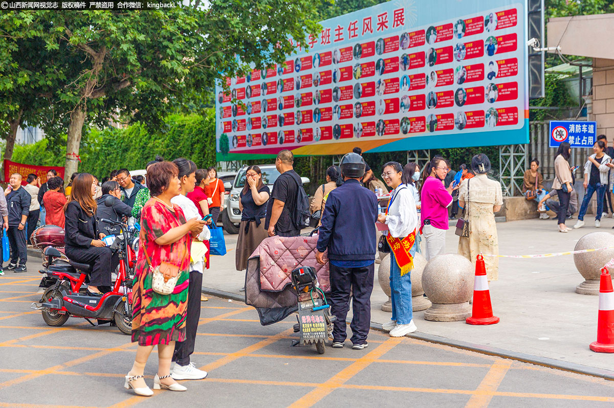      6月7日，临汾市襄汾县襄汾一中考场，学生进入考场后，家长们相互交流，久久不愿离去。（■山西新闻网特约摄影师：王稳锁）