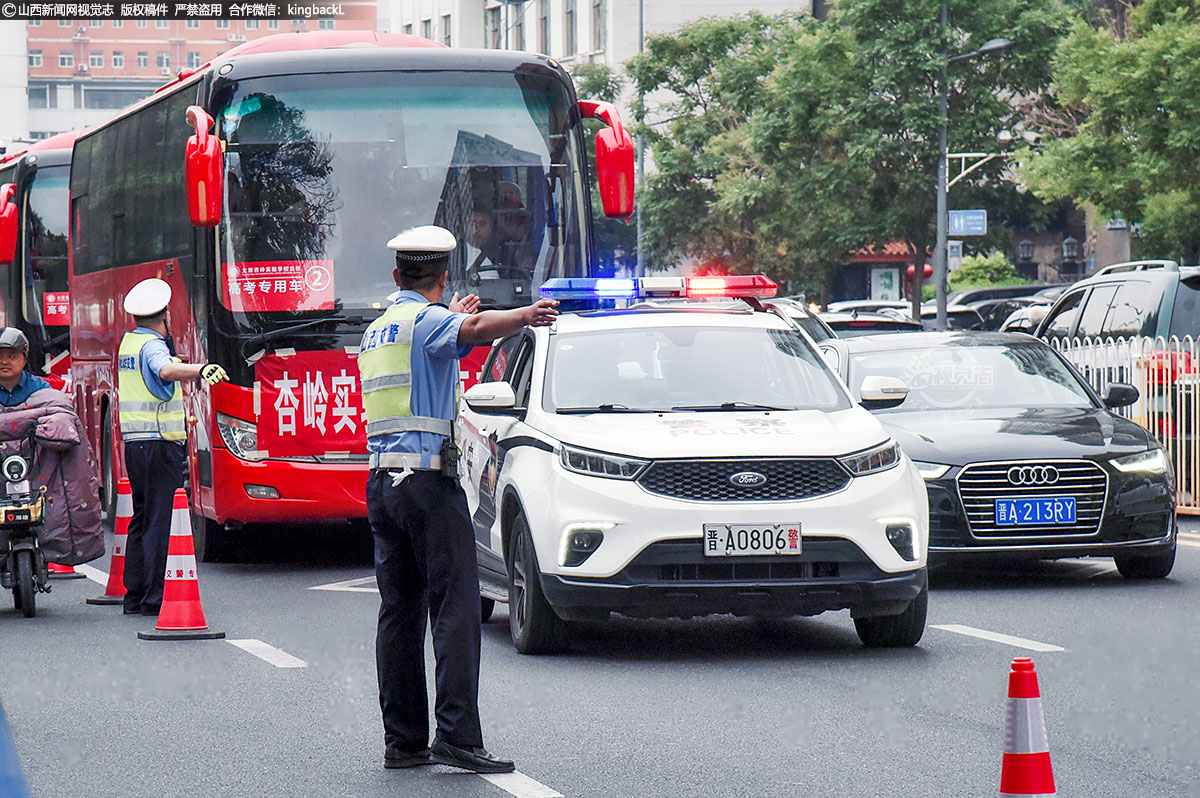      6月7日，太原市交警支队在太原市第十二中考场为考生服务。（■山西新闻网特约摄影师：王建生）