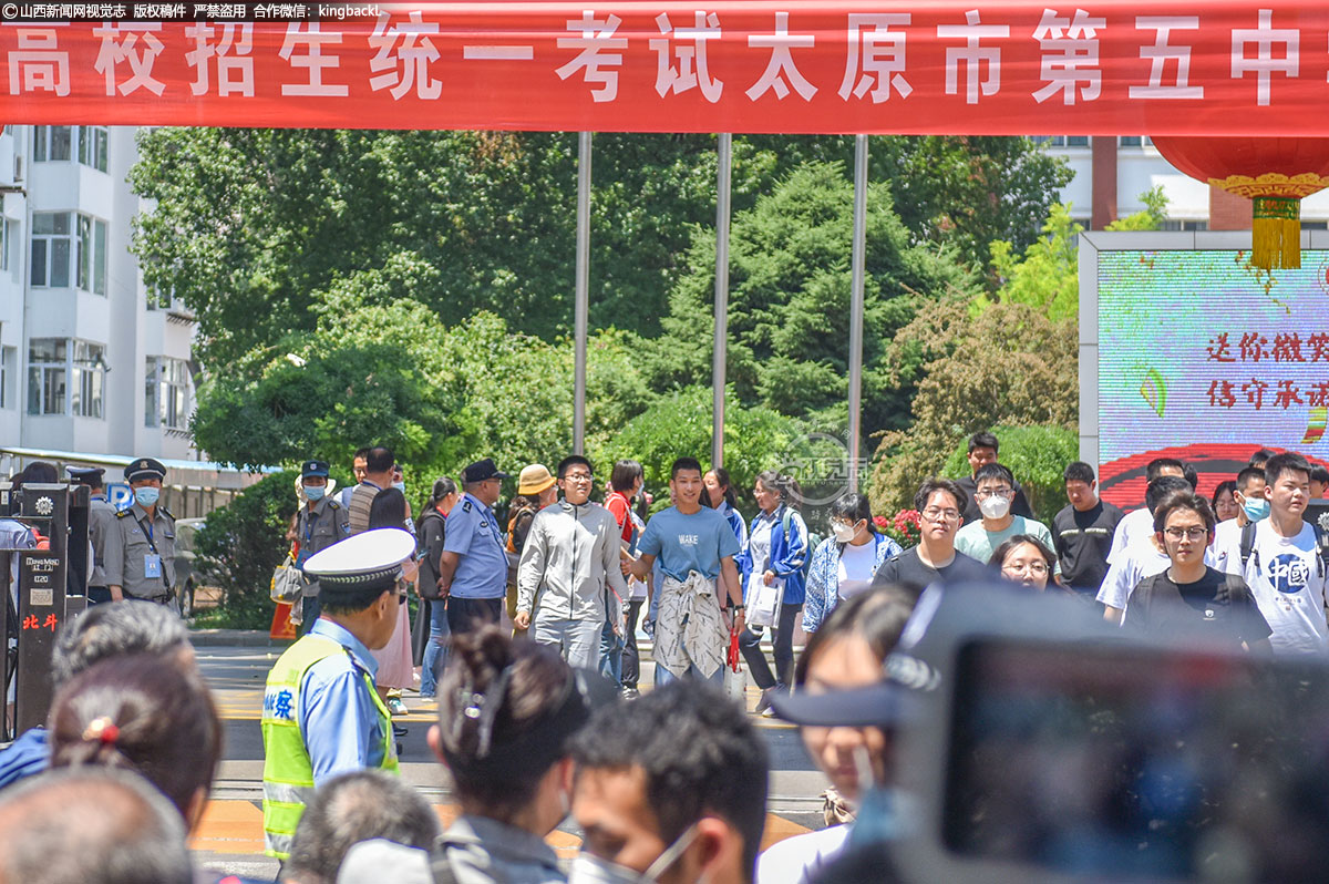      6月7日，在太原五中考点外，考生走出考场。（■山西新闻网记者：苏航）