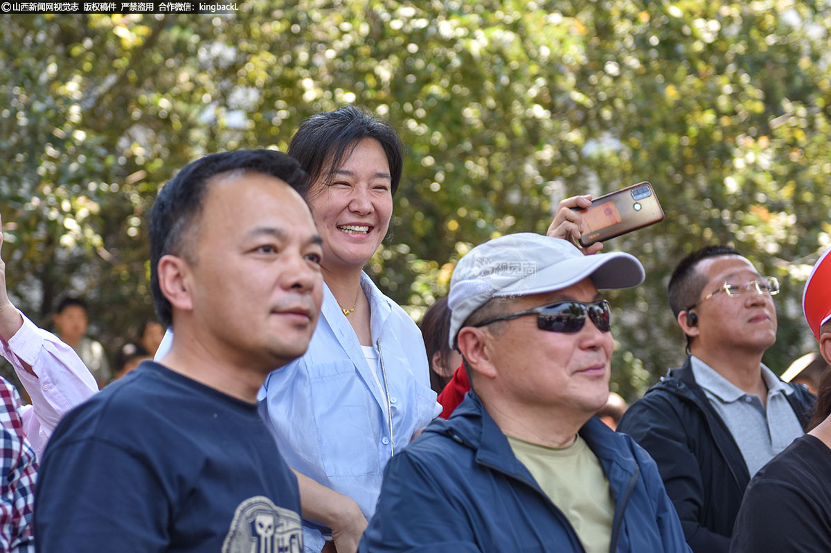      6月7日，在太原五中考点外，家长笑容满面迎接考生走出考场。（■山西新闻网记者：苏航）