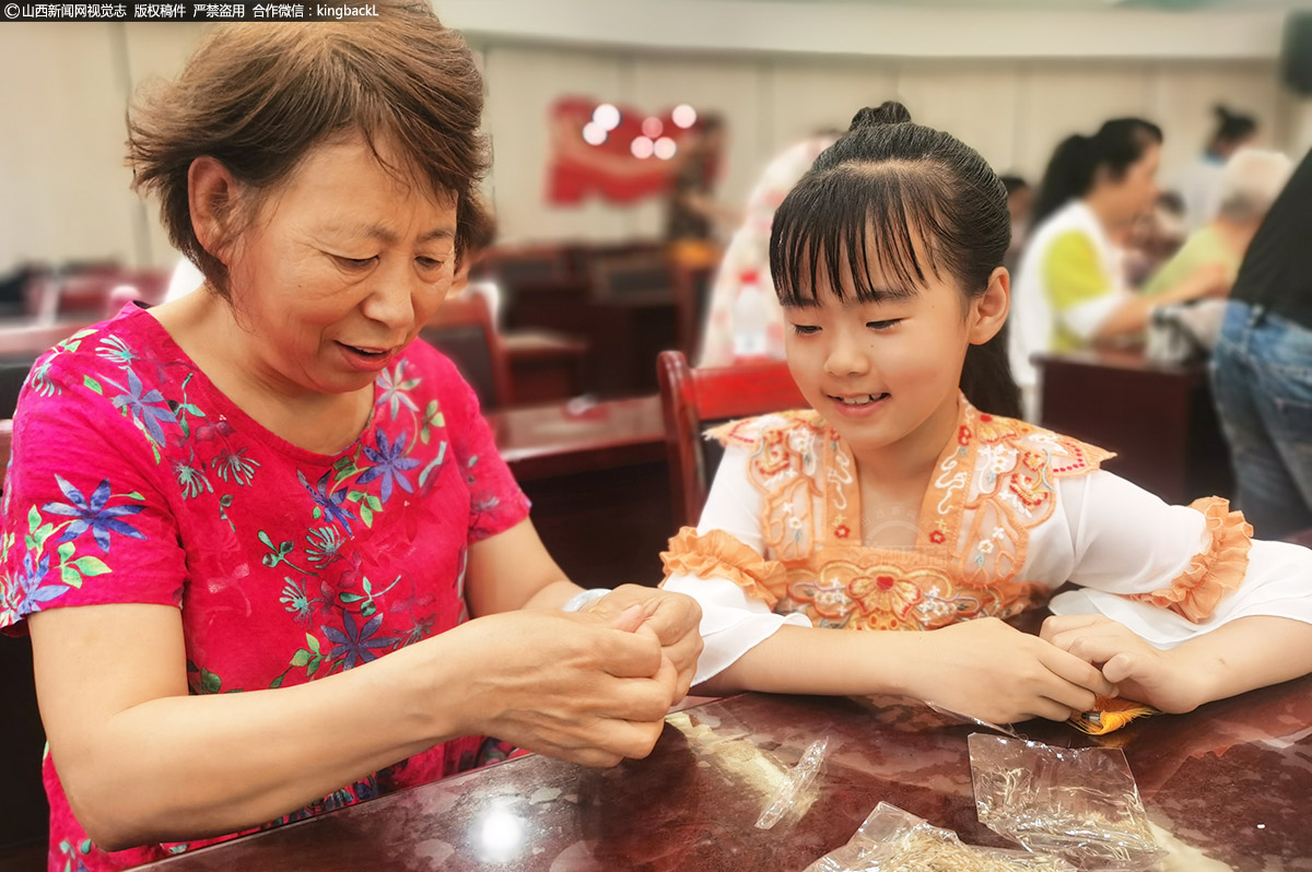      在家长的帮助下，小朋友们开始有模有样的学起来。