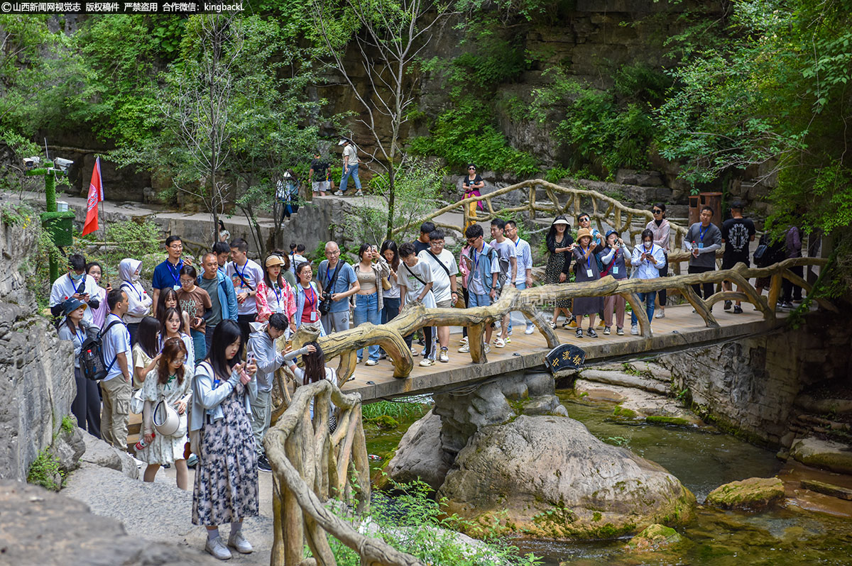      重峦叠嶂的山峰、鬼斧神工的峭壁、千姿百态的山石、绿浪滔天的林海、潺潺流淌的泉水、清澈见底的池潭……一路随导游脚步沿山而上，八泉峡内的丰富的景观让采访团一行惊叹连连。