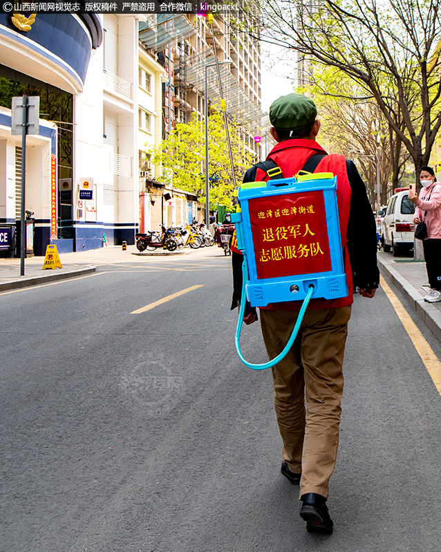      疫情期间，曹继红一直参加社区及街道疫情防控志愿服务。爱心捐赠医用口罩6万只、医用手套1000双、84消毒液50箱；积极协助社区工作人员进行摸底排查、防疫宣传、卡点执勤、核酸检测、巡查门店等各项工作；捐赠六台喷雾消杀设备，成立退役军人防疫消杀队。图为曹继红前往并州路一社区疫情封控区途中。