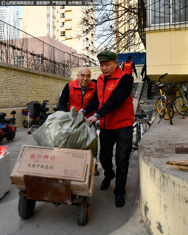      2023年3月10日，点燃网格“志愿红”文明创城添动力-太原市迎泽街道城市环境整治提升专项推进会隆重举行，会后曹继红和志愿服务队同志们一起投入到创城活动中。在并州路二社区所属的宿舍院里，把楼道内存放的自行车、旧家具、纸箱等侵占消防通道的杂物、垃圾清理得干干净净。