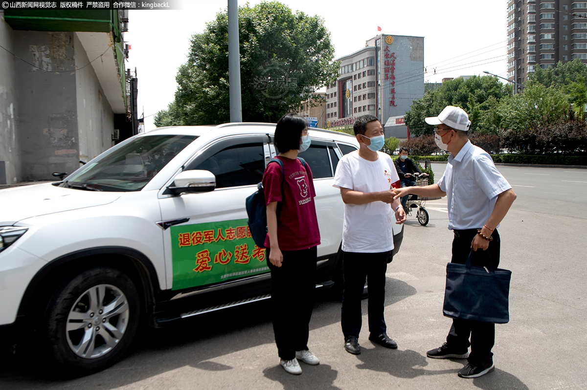      2022年6月7日、8日高考期间，曹继红加入太原市迎泽区退役军人志愿服务《爱心送考》车队，奔跑在太原的大街小巷，为高考生提供免费送考服务。充分发扬退役军人退伍不褪色的优良作风，全力服务好考生。