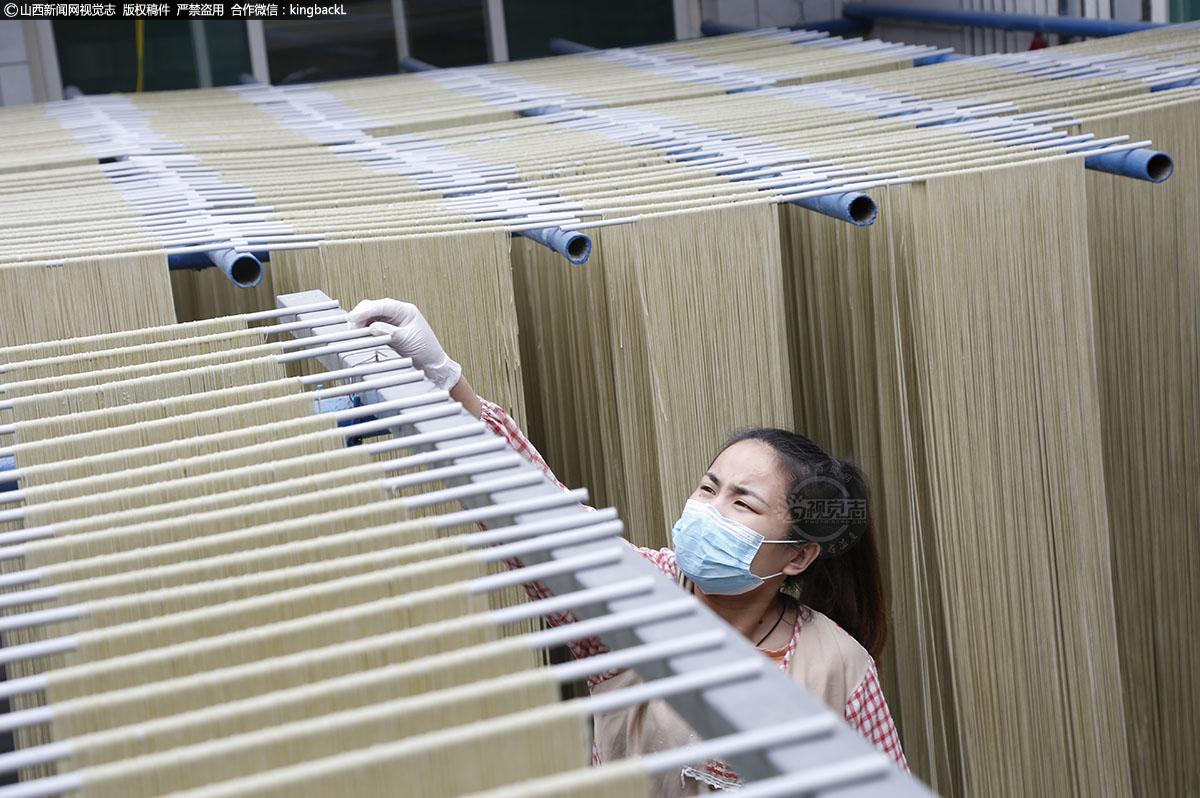      “六月牺汤赛人参！”在太原晋源区，盛夏喝牺汤的习俗自古便有，而牺汤的灵魂伴侣便是晋源压面。在晋源区晋祠镇王郭村，沿着墙上的“压面“招牌”指示走，有一家已经开了三十多年的晋源压面店，如今依旧生意红火，风靡晋源。（■本期摄影：杨润德  韩雪冰）