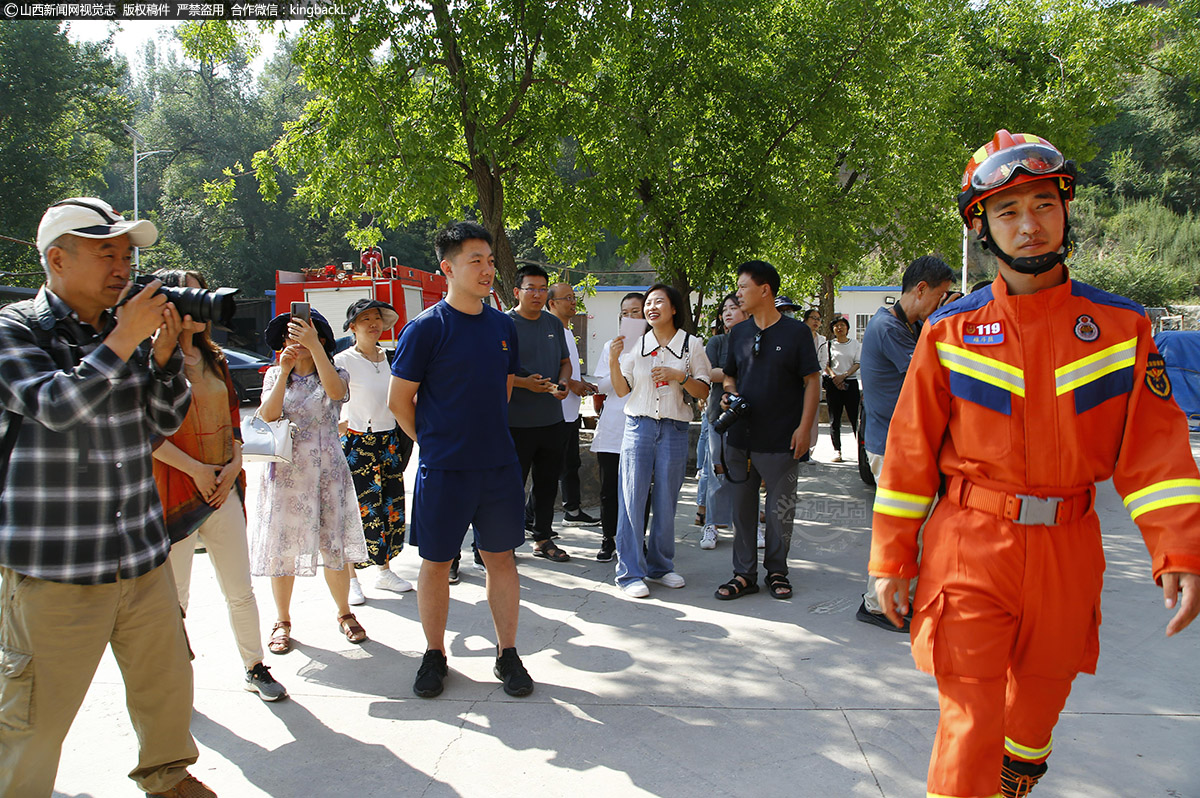      7月18日，阳泉矿区文联组织30名来自不同战线的版画艺术家，在阳泉市矿区消防救援大队消防演练模拟灾情现场，沉浸式体验消防生活，进行采风写生。（■山西新闻网特约摄影师：杜爱清）