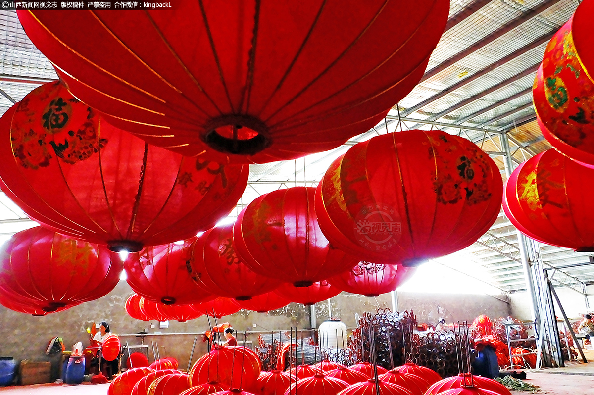      一串串火红的灯笼在为人们送去佳节祝福的同时，也成为当地不少村民的“致富灯”。