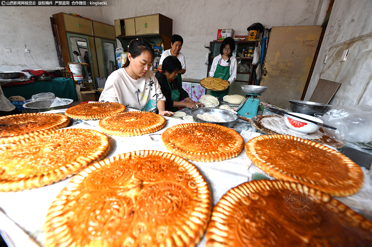      多年来，村民们秉承传统手工技艺，从选料、配料、制作，严格按照老手艺的标准制作手工月饼。通过多年的坚守和传承，不仅仅留住了传统手艺，更留住了乡愁，留住了武县的老味道。