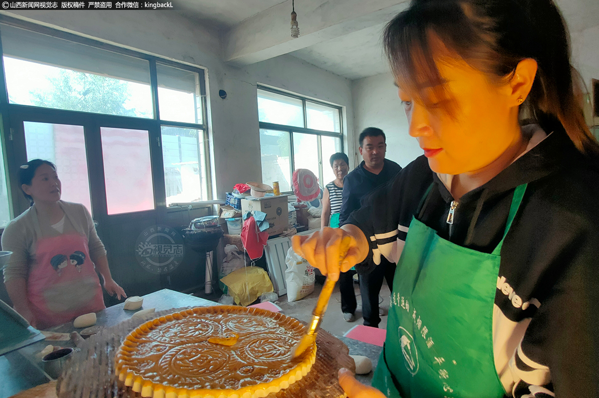      传承下来的东西，更能留下味觉记忆。村民们制作每一块月饼，都不能放松手上的功夫。