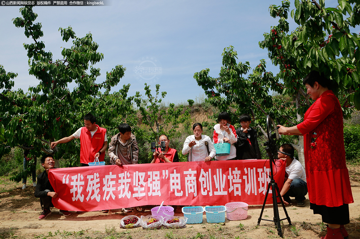      “一人富不算富，只有大家富才算富”，张国鸿经常这么说，也是这么做的。她在清乐院村邓丽萍家樱桃园设立教学课堂，手把手地教会残疾青年学会网上直播销售樱桃。