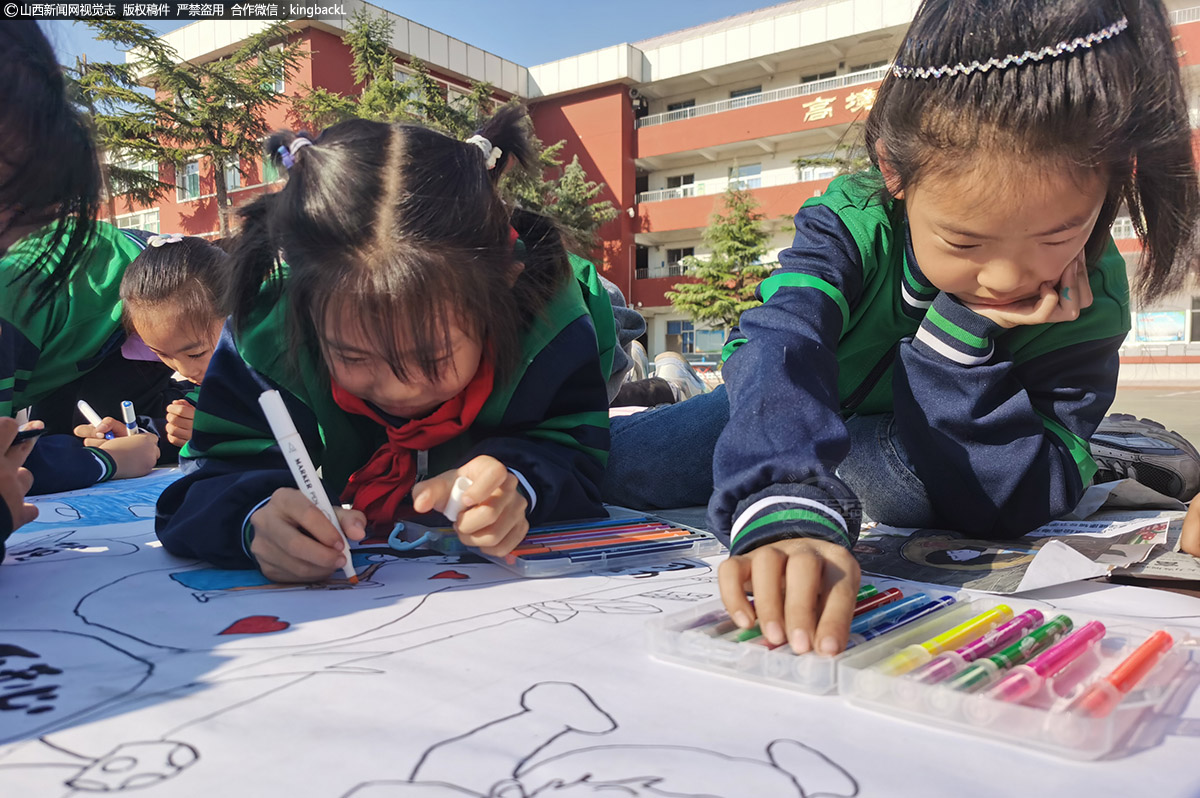      来自一至六年级的100多名同学在美术老师们前期的培训以及现场的指导下，孩子们用稚嫩的画笔细细描绘着对祖国的向往和热爱。