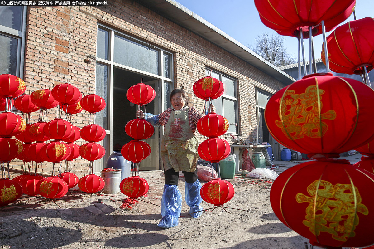      节日挂灯笼，不仅增添了喜庆祥和的氛围，还寓意着人们对美好生活的向往。一盏盏红灯笼，营造出了吉祥喜庆的气息。