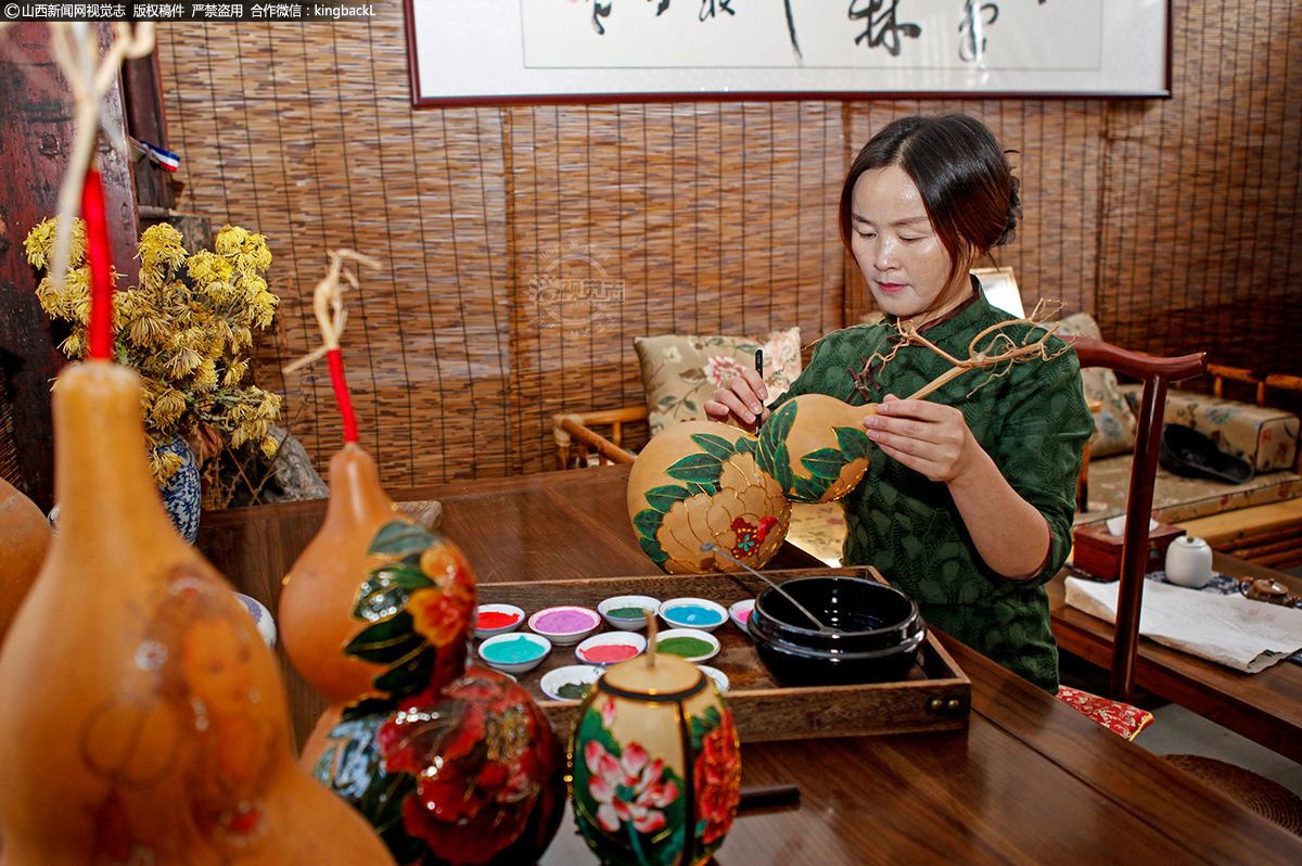      子羽艺术葫芦中的掐丝葫芦，材料选用珍贵草里金天然葫芦，采用古法掐丝珐琅点蓝工艺制作而成。