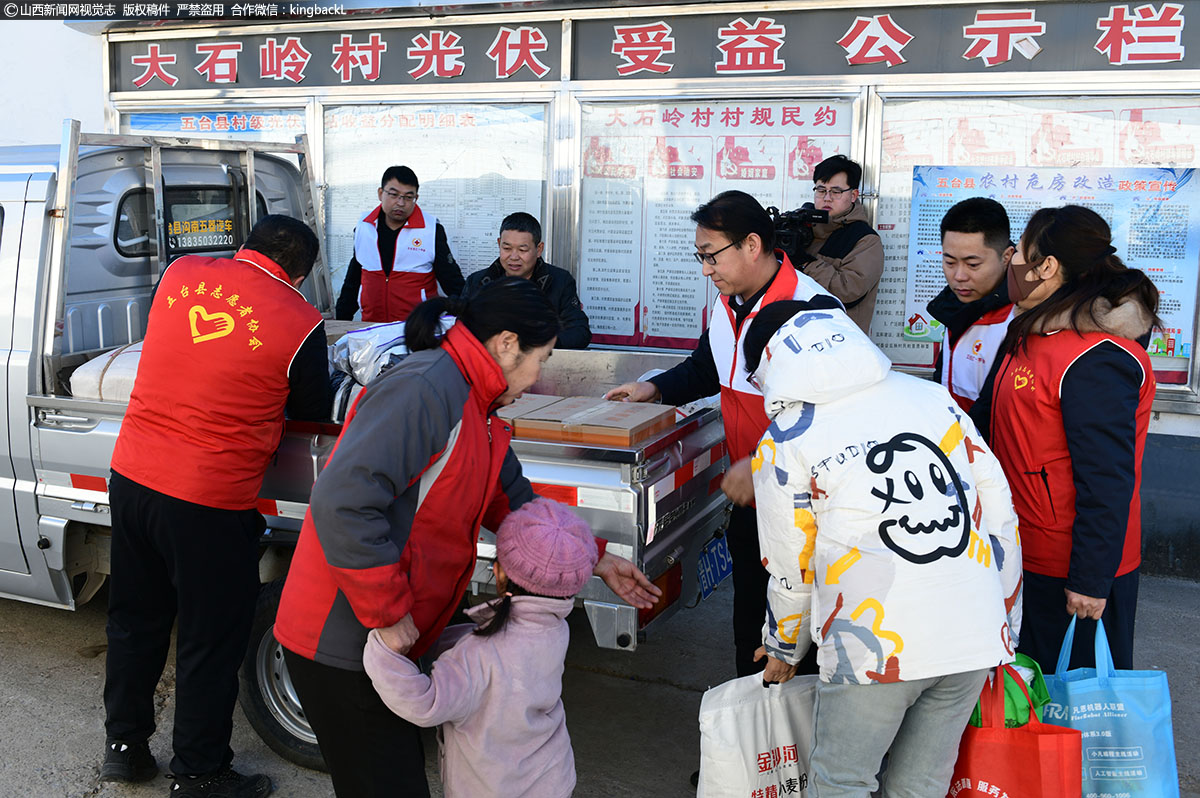      活动中，县红十字会工作人员及志愿者们先后深入东雷、豆村、茹村、陈家庄、台城、沟南等乡镇的部分村庄，走访慰问最需要受助的大病患者、孤寡老人、残障人士等弱势群体。