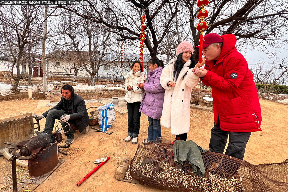      人们围聚在爆米花的摊位，分享着这份简单而纯粹的快乐。爆米花师傅的脸上洋溢着自豪和喜悦，他们用心烹制着这份年货，如同在烹饪着一道道美味的佳肴。