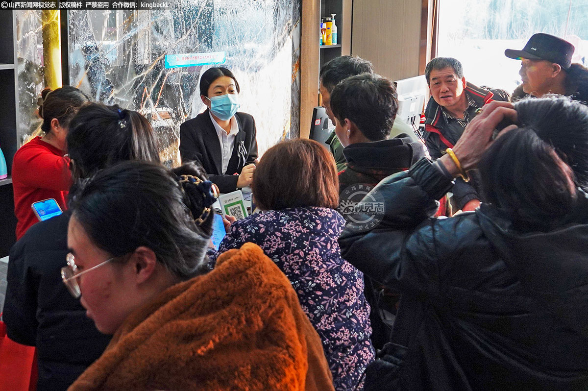      当地和周边县市的农民、市民涌上峨嵋岭泡温泉，享受健康康养的新体验。家门口的温泉让村民们的生活品质得到了极大提升，也为乡村旅游增添了新的亮点。