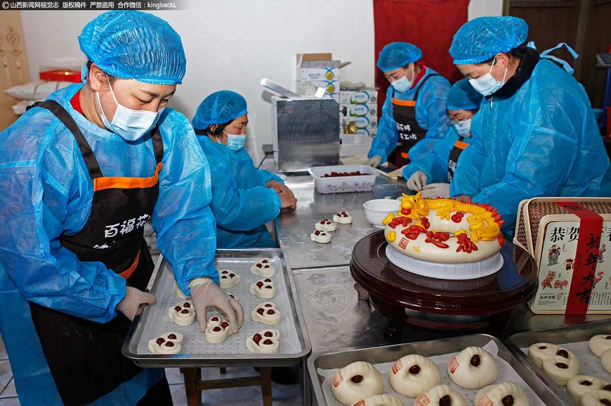      花馍艺人用面粉、果蔬汁、鸡蛋和牛奶等食材为原料，采用纯手工捏制，将艺术性与营养性完美结合，制作出了蕴含“金龙迎春”、“迎春纳福” 、“桃心枣糕”、“步步高枣糕”等寓意吉祥的系列花馍。