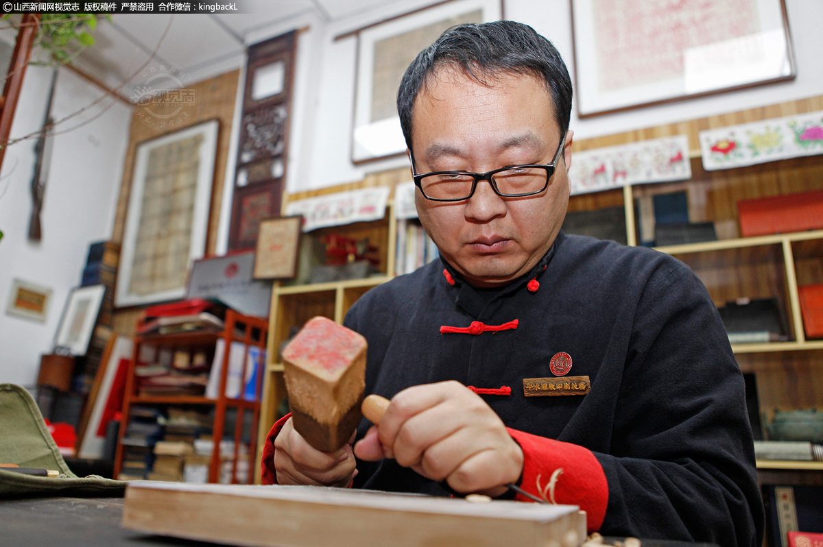      经过多年的学习研究，王军的雕版印刷技艺形成鲜明的个人艺术特色。在传统平水雕版印刷技艺的基础上，更加注重结合古代壁画、古建彩绘、泥塑、木版年画、古籍雕版等表现方法融入到雕版印刷中，使作品既有古籍的里传统文化的历史厚重，又让画面图案更直观的表达文字的内容。