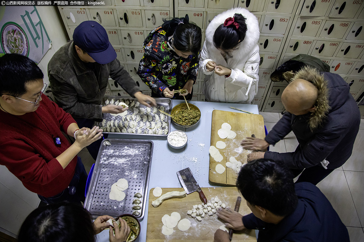      大年初一这天，太原市公交四公司全体机关干部早上五点来给司机人员包饺子，让全体上班的职工吃上热腾腾的饺子。