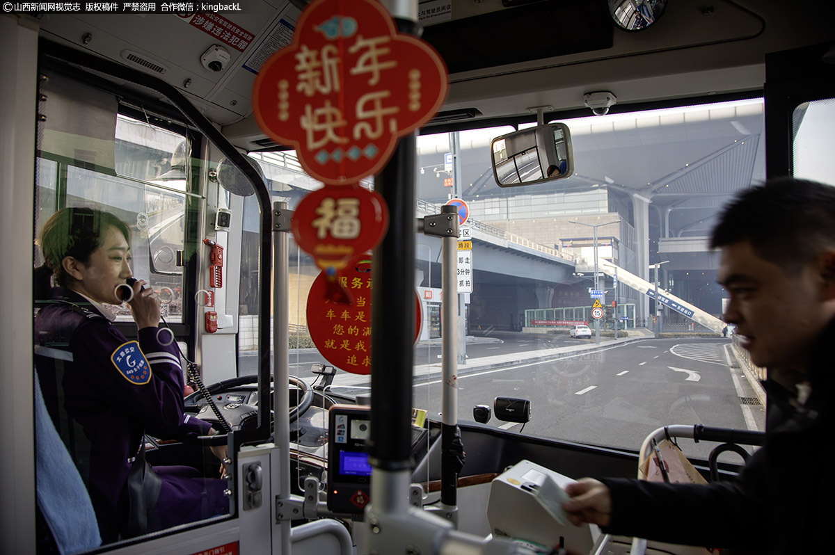      乘客刚踏上车，扬帆一声“过年好” 让乘客感受到公交人的服务和温馨。而每一条公交战线上还有无数个杨帆，在城市的窗口中，她们每天默默的奉献，周而复始一年又一年。