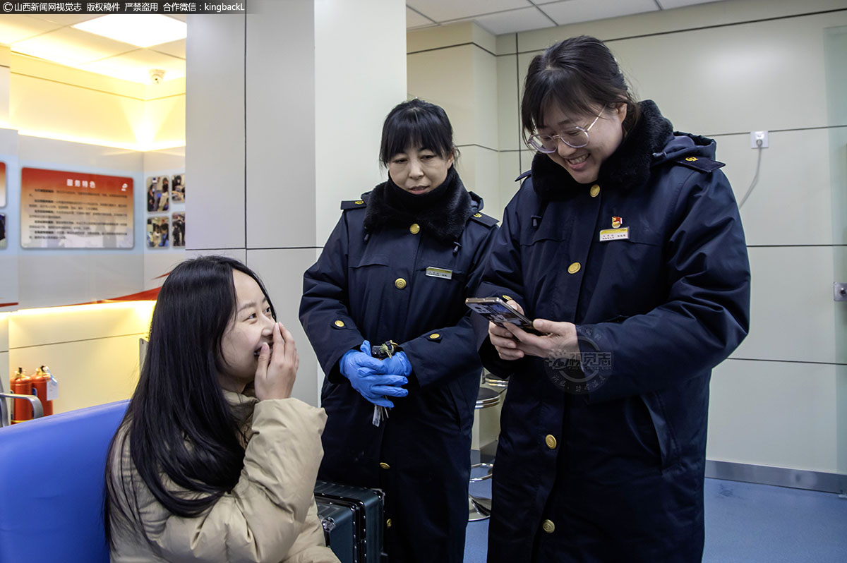      经过两位工作人员的努力，最终找到了手机，小女孩高兴的笑了，晓霞和韩慧两人也很欣慰。