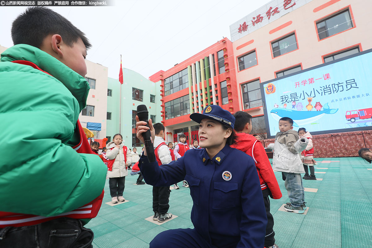      消防员们还通过互动问答的方式，让孩子们更加深入地了解消防安全的重要性。