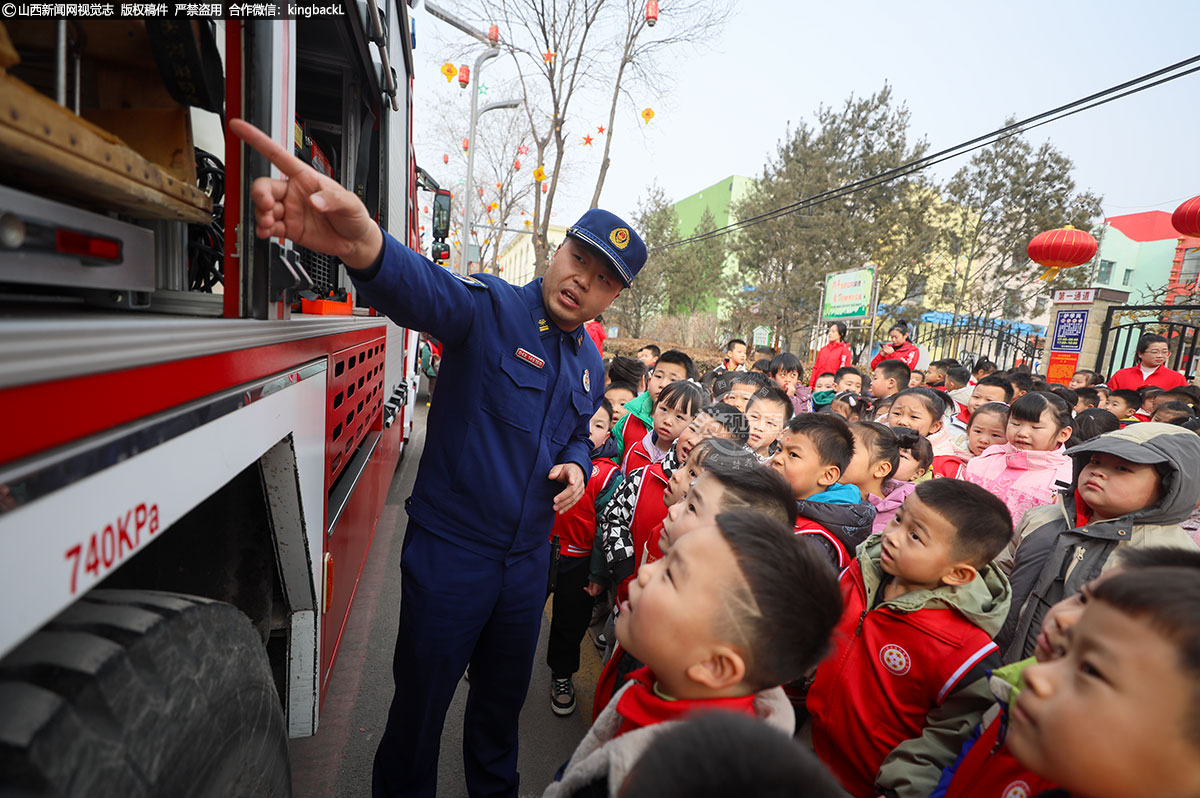      他们好奇地围着消防车转，不时提出各种问题，消防员们则耐心地一一解答，并让孩子们亲手触摸、体验消防器材。