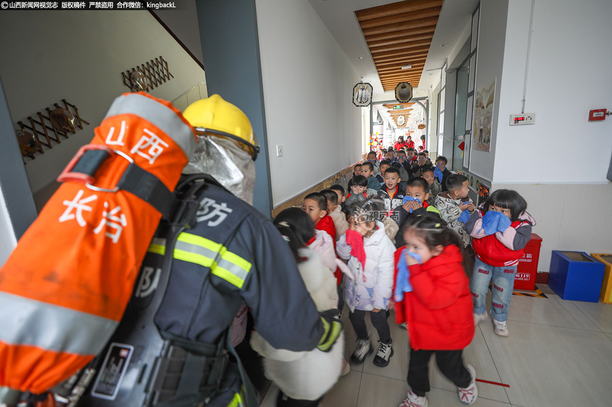      为了让孩子们更加深入地了解消防安全知识，消防员们还与幼儿园老师们共同组织了一次消防安全演练。演练中，模拟了校园内发生火灾的情景，孩子们在老师的引导下，迅速而有序地按照消防疏散路线撤离到安全区域。演练过程中，孩子们表现得非常勇敢和冷静，他们的自防自救能力得到了有效提高。