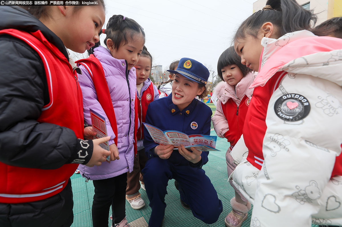      此次“消防安全进校园”活动的成功举办，不仅让孩子们对消防安全有了更加深刻的认识和理解，也进一步增强了师幼的消防安全意识。通过这样的活动，孩子们不仅学到了实用的消防安全知识，更在他们的心中种下了安全意识的种子。