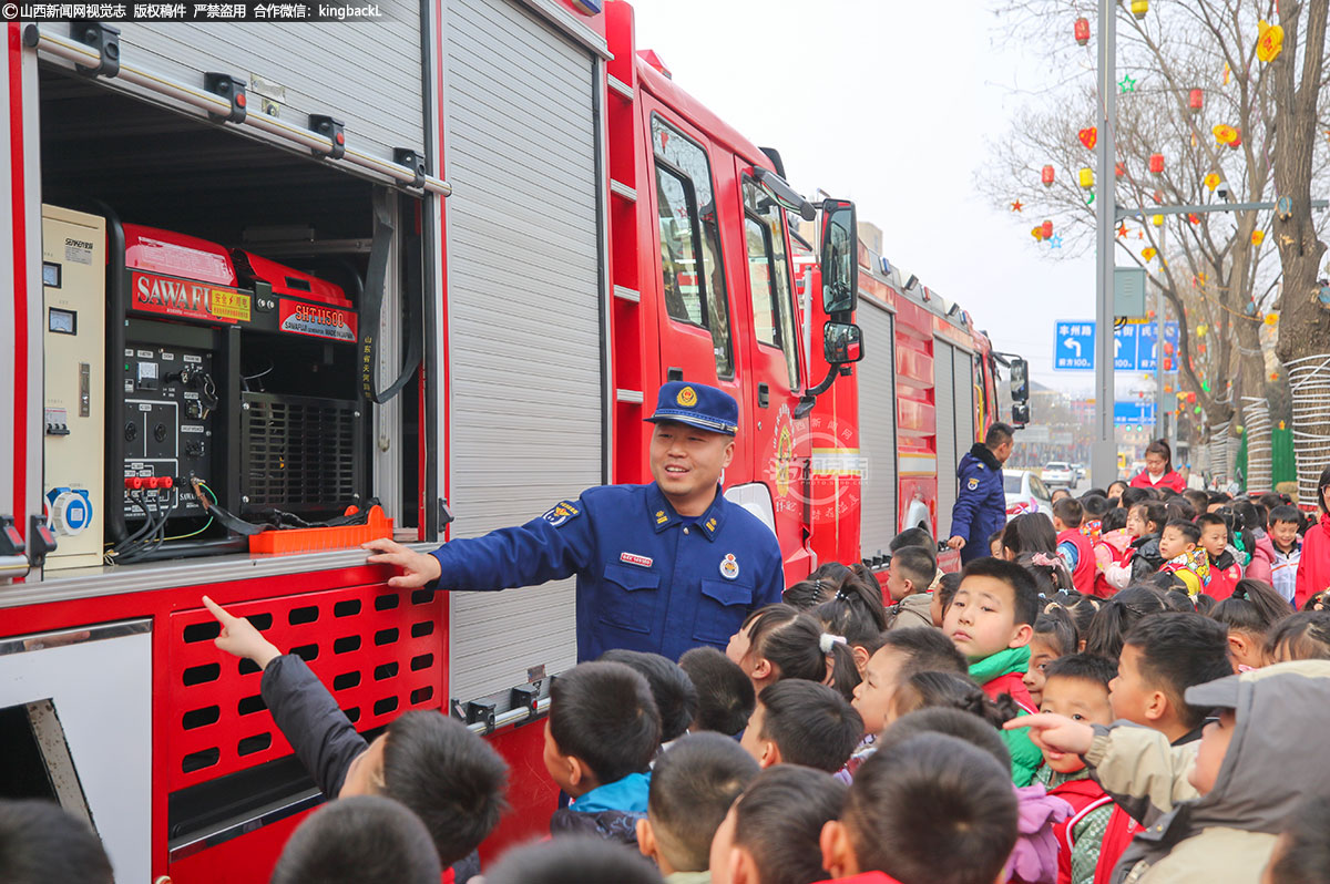      当阳光洒满校园时，一辆醒目的消防车缓缓驶入武乡县机关幼儿园。车身上鲜艳的红色和醒目的消防标志立刻吸引了小朋友们的目光。